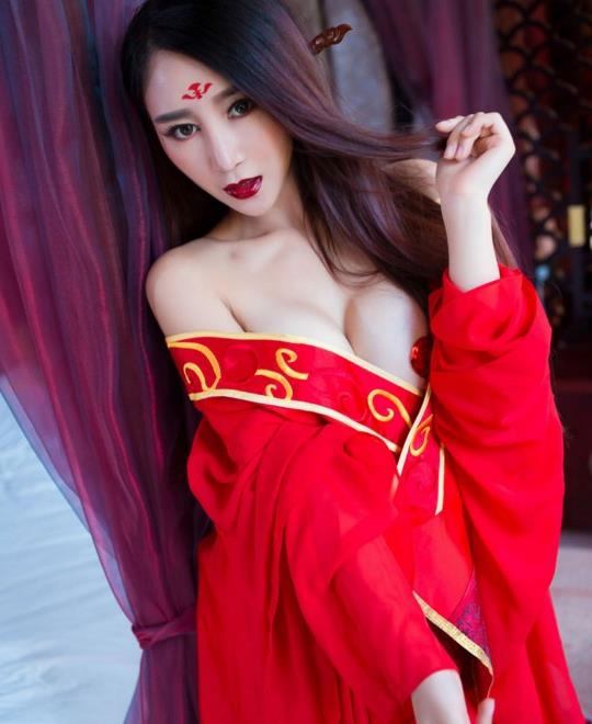 赵子惠泳装图片